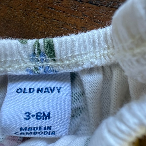 Old Navy floral romper 3-6m - Picture 2 of 2